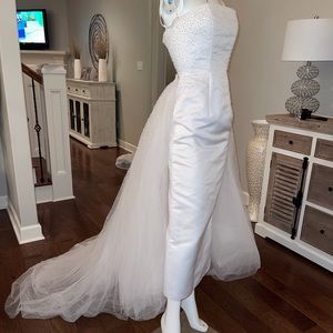 White Wedding Dress w/ removable train. St. Tropez, Size4, professional cleaned.